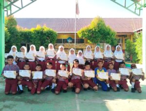 PENYERAHAN SERTIFIKAT KEPADA SISWA/SISWI YANG MENGIKUTI LOMBA PMR, OLAHRAGA DAN PRAMUKA